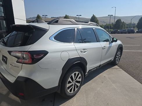 Used 2024 Subaru Outback Premium AWD/4WD image 6