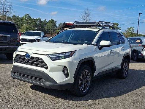 Used 2022 Toyota RAV4 XLE Premium image 3