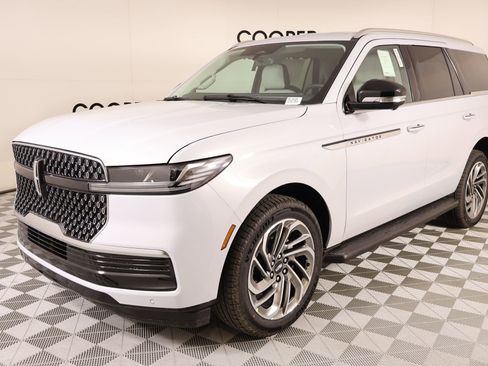 New 2026 Lincoln Navigator Premiere AWD/4WD image 11