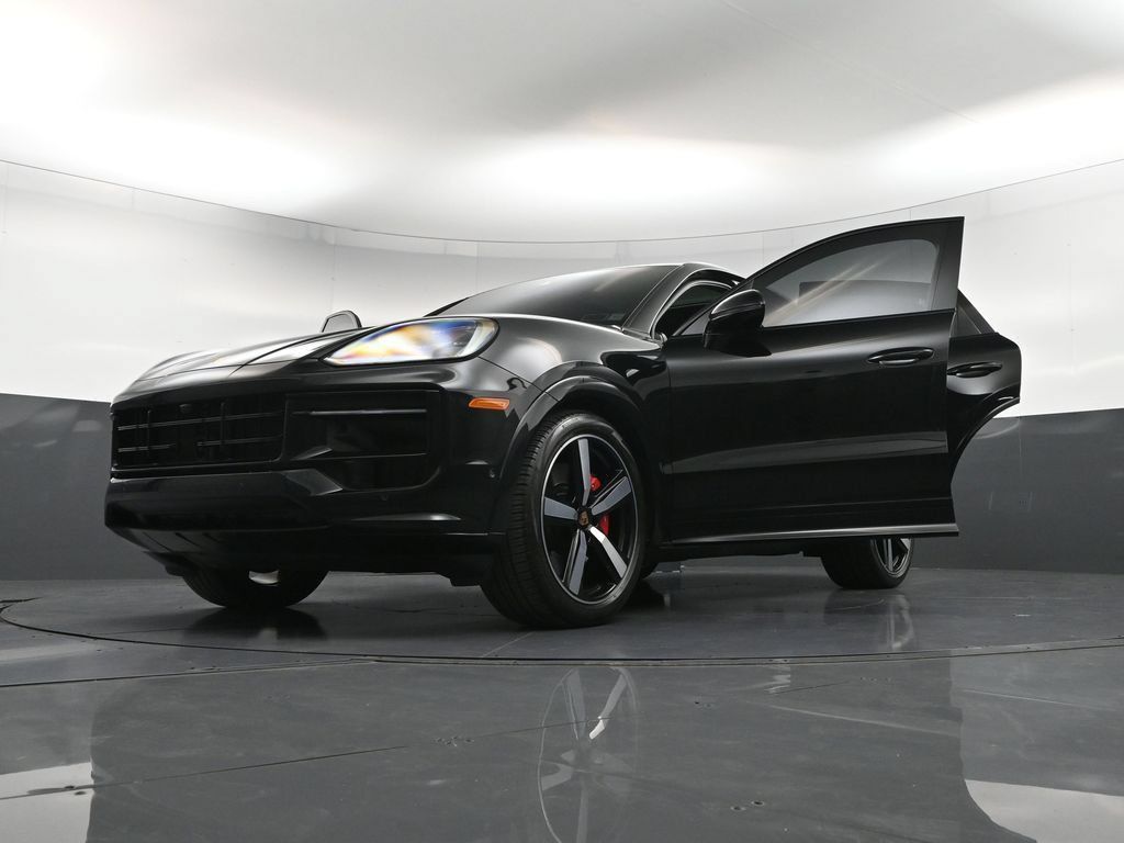 Certified 2025 Porsche Cayenne GTS AWD/4WD image 40