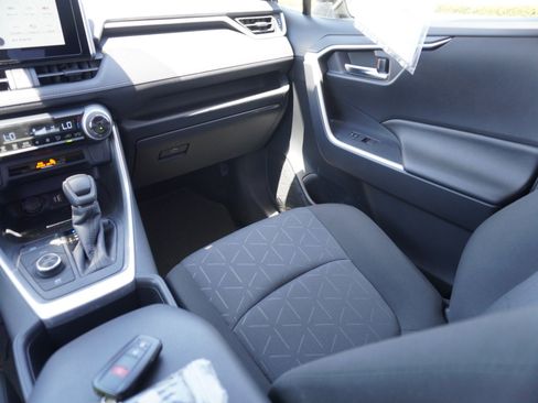 Used 2025 Toyota RAV4 XLE AWD/4WD image 17