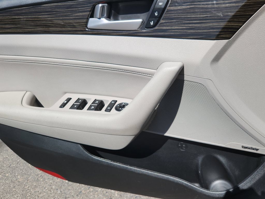 Used 2016 Hyundai Sonata Limited w/ Option Group 04 FWD image 9