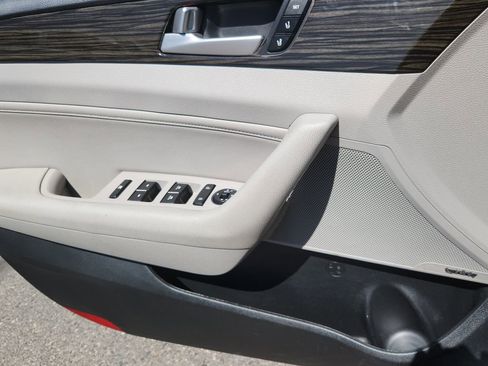 Used 2016 Hyundai Sonata Limited w/ Option Group 04 FWD image 9