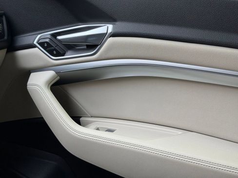 Used 2021 Audi e-tron Premium Plus w/ Premium Plus Package image 23