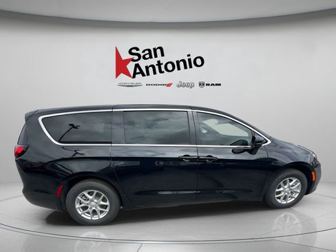 New 2026 Chrysler Pacifica Select FWD image 24