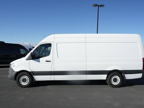 Used 2023 Mercedes-Benz Sprinter 2500 image 4