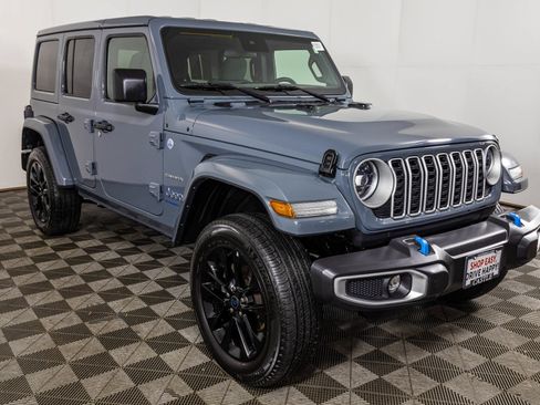 Used 2024 Jeep Wrangler Unlimited Sahara AWD/4WD image 11