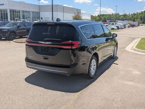 Used 2023 Chrysler Pacifica Touring-L FWD image 5