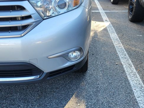 Used 2012 Toyota Highlander Limited w/ Tow Pkg AWD/4WD image 4