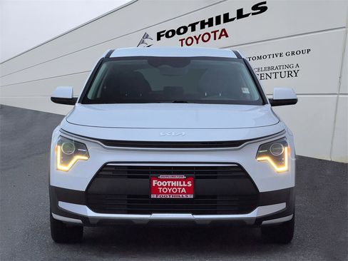 Used 2023 Kia Niro LX image 2