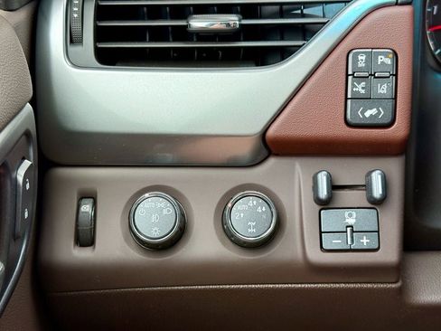 Used 2015 Chevrolet Tahoe LTZ AWD/4WD image 30