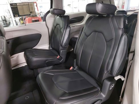 Used 2024 Chrysler Pacifica Touring-L image 16