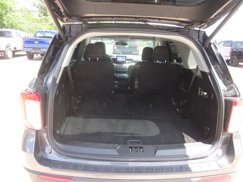 Used 2020 Ford Explorer XLT w/ Equipment Group 202A AWD/4WD image 9