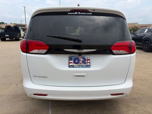Used 2023 Chrysler Voyager LX FWD image 6