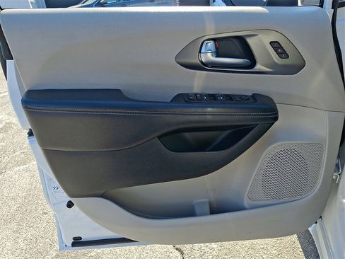 Used 2023 Chrysler Pacifica Touring-L image 15