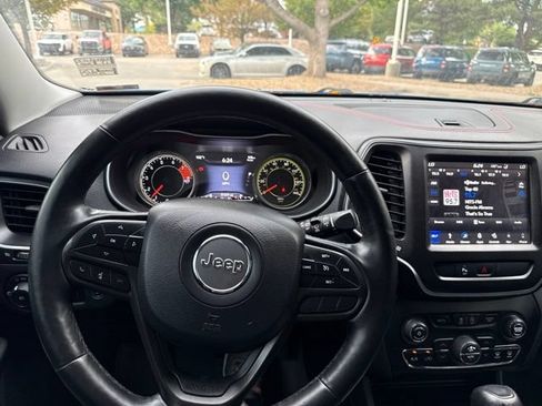 Used 2019 Jeep Cherokee Trailhawk AWD/4WD image 14