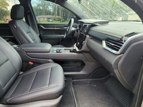 Used 2025 GMC Acadia Elevation w/ Elevation Premium Package FWD image 15