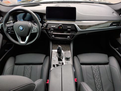 Certified 2023 BMW 530e w/ Premium Package image 31