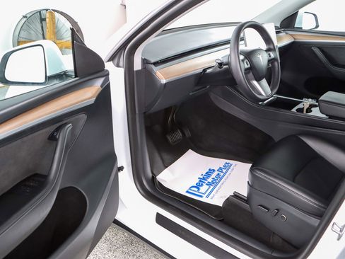 Used 2023 Tesla Model Y Long Range image 3