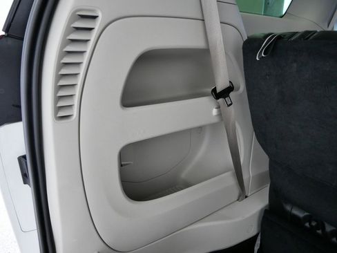 Used 2024 Chrysler Pacifica Touring-L image 12