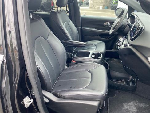 Used 2025 Chrysler Pacifica Select FWD image 24