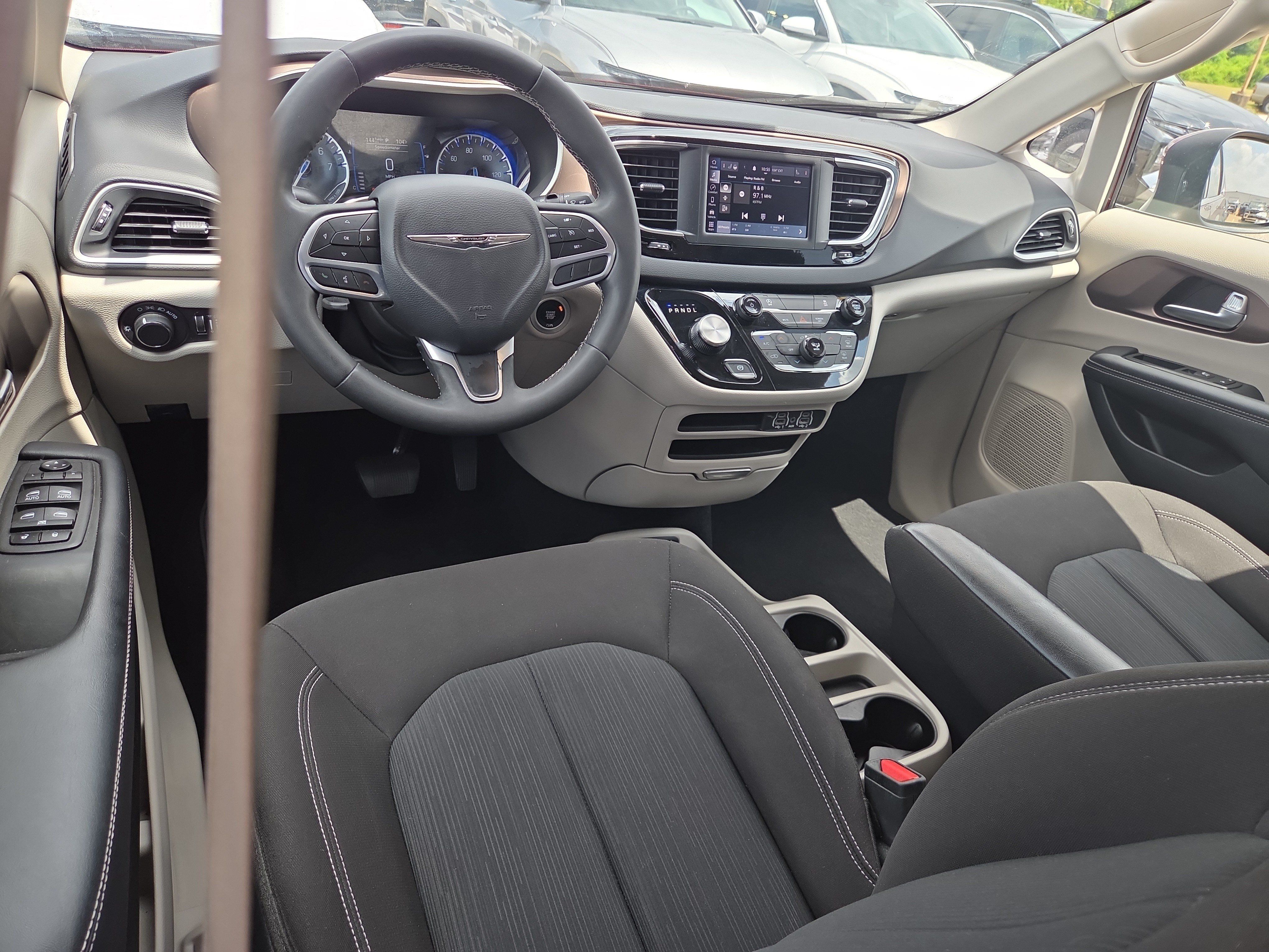 Used 2023 Chrysler Voyager LX FWD image 7