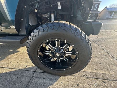 Used 2010 Jeep Wrangler Unlimited Sahara image 12