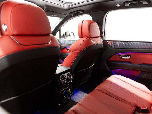 Used 2021 Bentley Bentayga image 35
