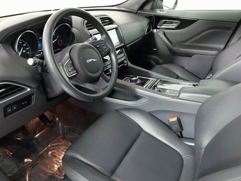 Used 2020 Jaguar F-PACE Premium image 31