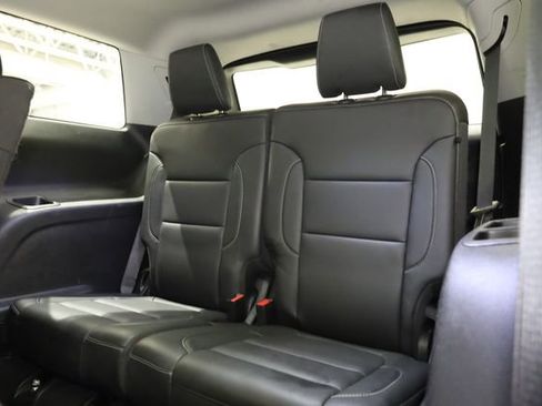 Used 2023 GMC Acadia SLT image 32