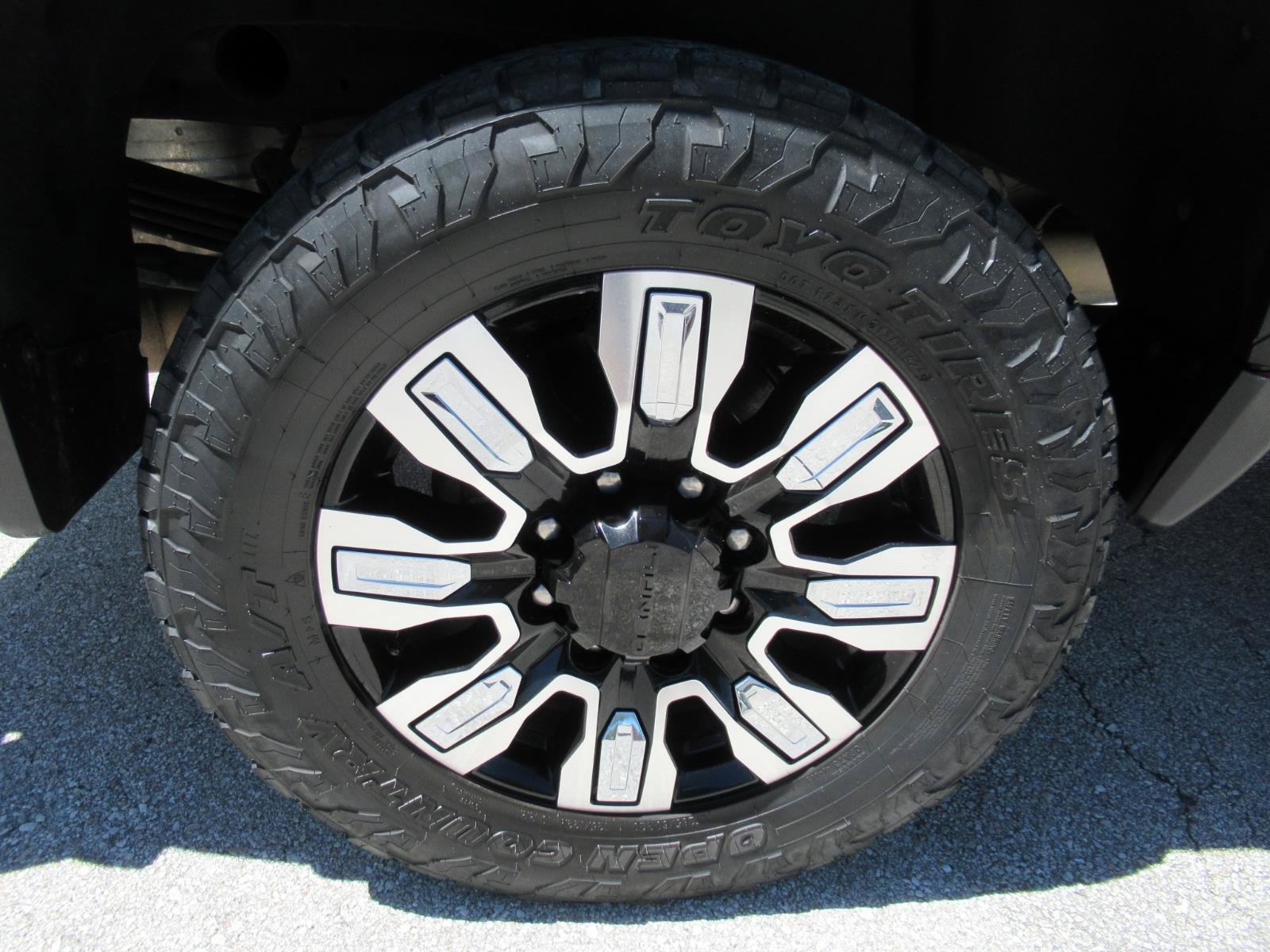 Used 2024 GMC Sierra 2500 Denali w/ Denali Reserve Package AWD/4WD image 8