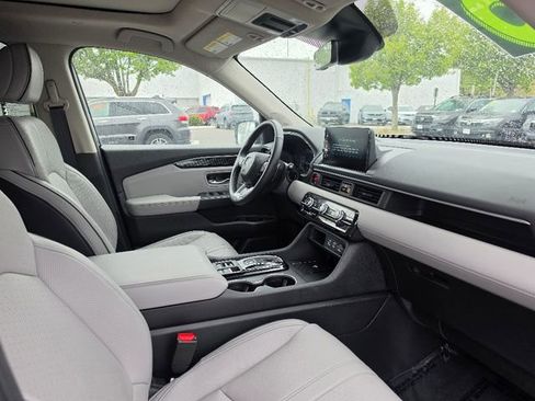 Used 2025 Honda Pilot Elite image 11