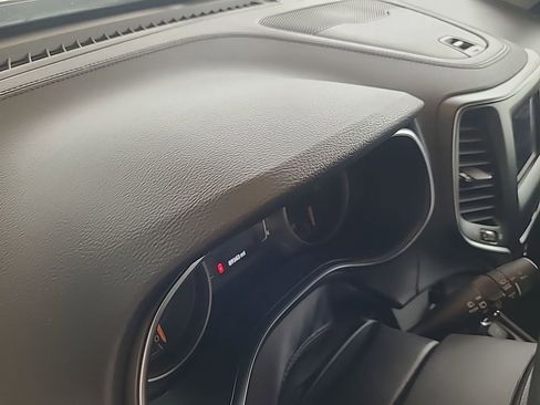 Used 2019 Jeep Cherokee Latitude w/ Popular Appearance Group AWD/4WD image 9