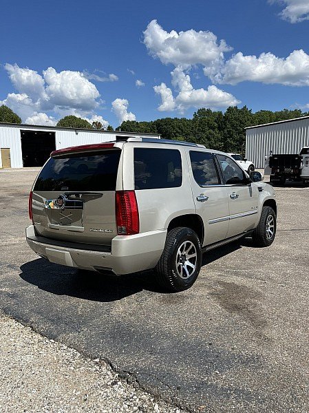Used 2013 Cadillac Escalade Platinum RWD image 7