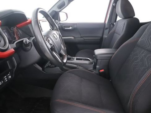 Used 2017 Toyota Tacoma SR5 AWD/4WD image 16