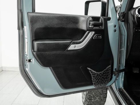 Used 2015 Jeep Wrangler Rubicon w/ Power Convenience Group image 37