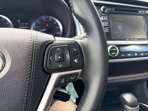 Used 2019 Toyota Highlander Plus AWD/4WD image 10