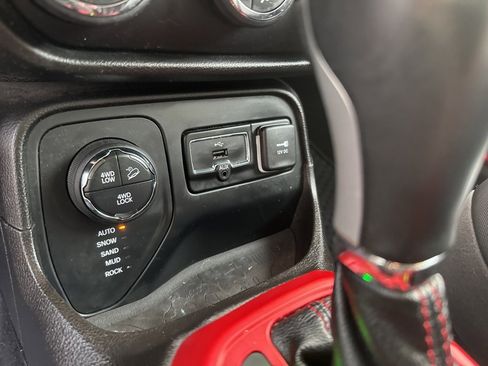 Used 2017 Jeep Renegade Trailhawk w/ Premium Trailhawk Package image 33