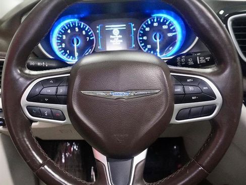 Used 2018 Chrysler Pacifica Touring-L image 12