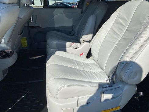 Used 2011 Toyota Sienna XLE AWD/4WD image 17
