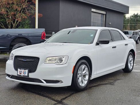 Used 2023 Chrysler 300 Touring image 4