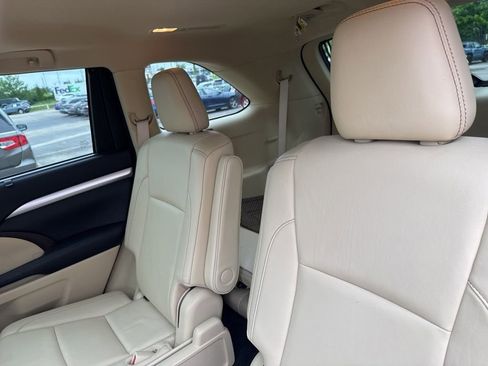Used 2017 Toyota Highlander XLE w/ Carpet Mat Package AWD/4WD image 25