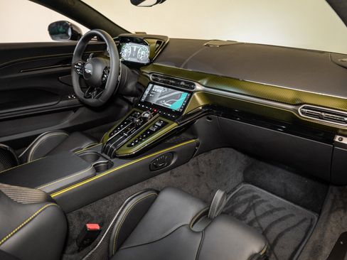 Used 2025 Aston Martin V8 Vantage Coupe image 16