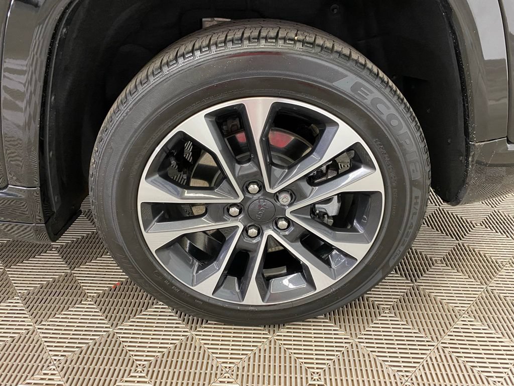 Used 2023 Jeep Grand Cherokee Overland w/ Luxury Tech Group IV AWD/4WD image 10