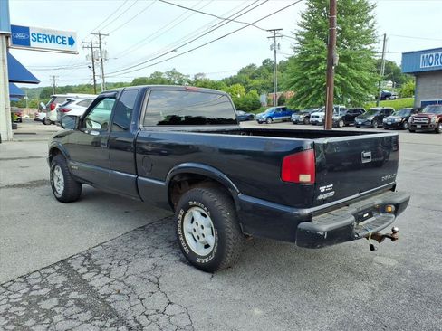 Used 2002 Chevrolet S10 Pickup LS w/ LS Preferred Equipment Group AWD/4WD image 9