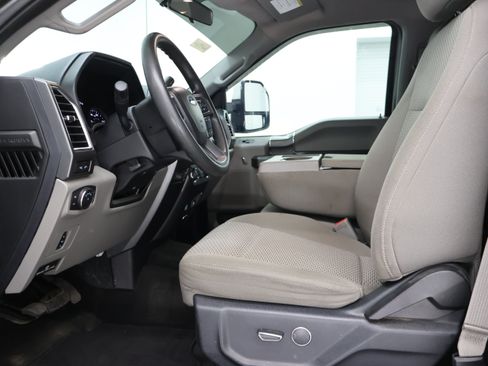 Used 2017 Ford F250 XLT w/ XLT Premium Package AWD/4WD image 9