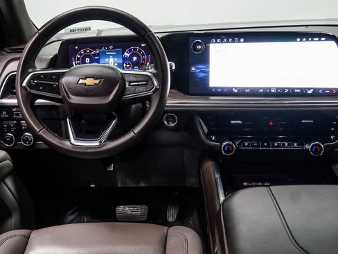 Used 2025 Chevrolet Suburban LT AWD/4WD image 18