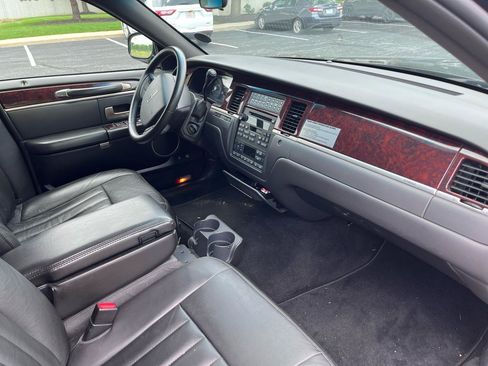 Used 2008 Lincoln Town Car Executive RWD image 25