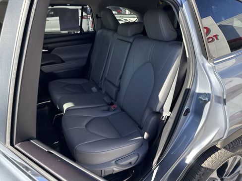 Used 2023 Toyota Highlander XLE image 12