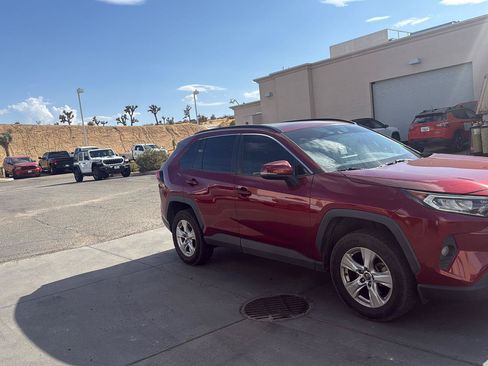Used 2019 Toyota RAV4 XLE w/ Carpet Mat Package AWD/4WD image 4